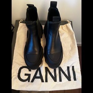 Gannì Chelsea boot upper leather and thick rubber sole and toe.